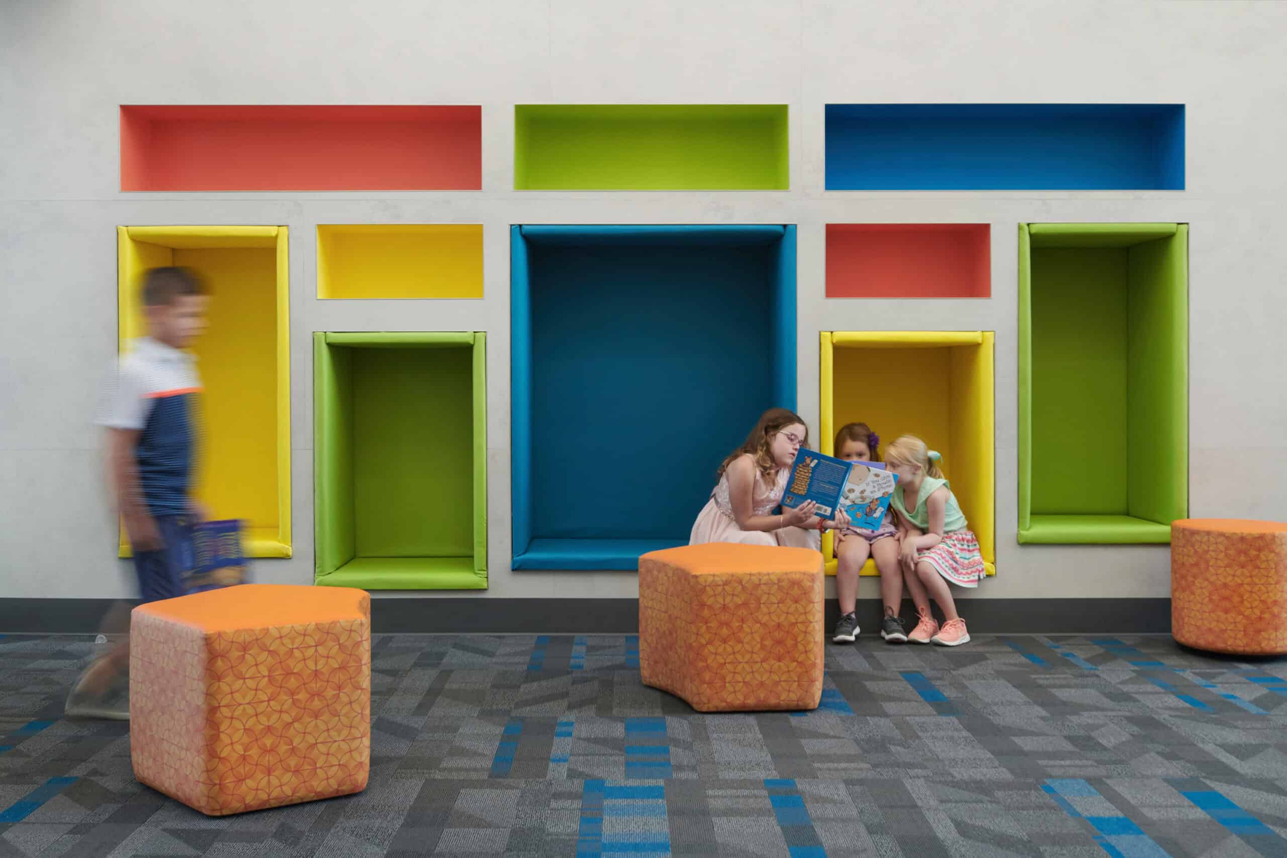 eagle-heights-elementary-smithville-r-II-school-district-reading-nook - JE Dunn Construction Students in a renovated school space during construction on an active K-12 campus
